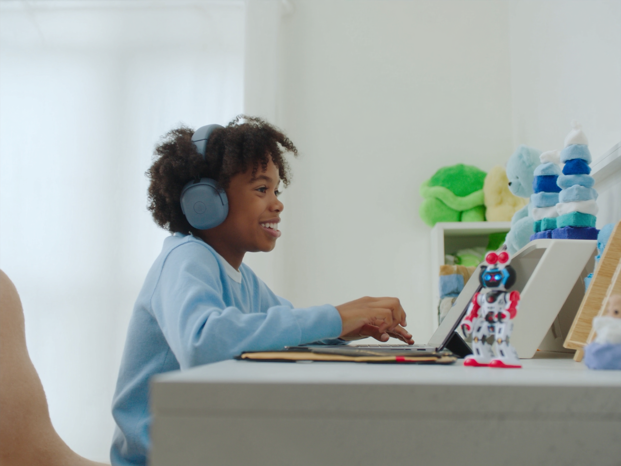 Child with headphones in an online class